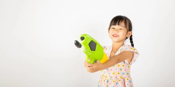 아시아 소녀가 플라스틱 물총을 아이가 재미있게 장난감 물총을 미소를 있습니다 — 스톡 사진