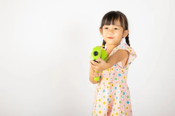 Feliz Día Songkran Niña Asiática Sosteniendo Pistola Agua Plástico Niño —  Fotos de Stock