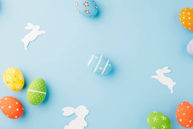 Paskalya yumurtaları tavşanı ve tavşan beyaz kâğıdı mavi arka plan fotokopi alanı, komik dekorasyon, yaratıcı kompozisyon afişi web tasarımı tatil arkaplanı, mutlu Paskalya günleri, düz manzara