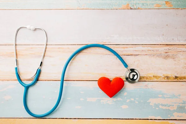 Weltgesundheitstag Gelbes Arzt Stethoskop Und Weltkugel Mit Roter Herzform Auf — Stockfoto
