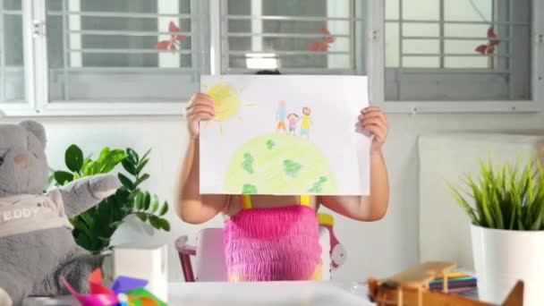 Gelukkig Kind Klein Meisje Tillen Kleurrijke Tekening Familie Staande Hand — Stockvideo