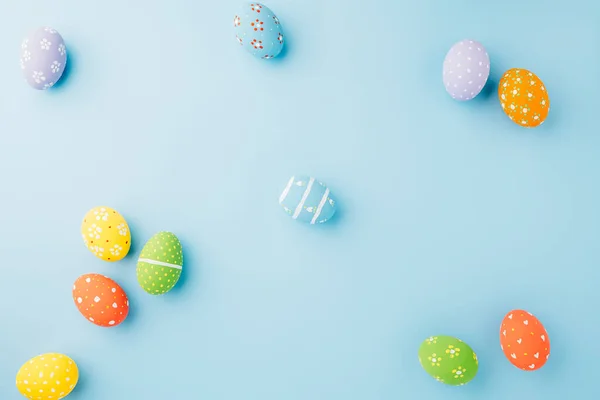 Цветные Пасхальные Яйца Изолированы Синем Фоне Копировальным Пространством Смешное Украшение — стоковое фото
