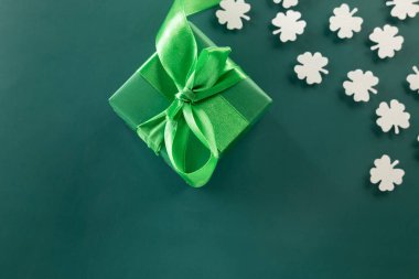 Aziz Patrick Günü dekorasyonun kutlu olsun. Yukarıda gördüğünüz hediye kutusu yeşil yonca şenlikli dekoru, yoncalar yeşil arka planda fotokopi alanı olan bayram sembolünü bırakıyor, Banner tebrik kartı kavramı