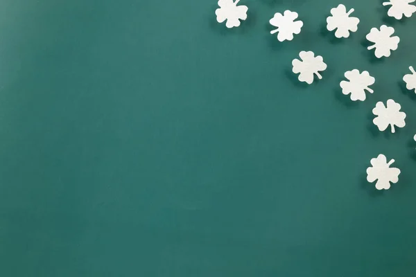 Happy Patricks Day Decoration Background Top View Paper Clover Leaves — Stock Fotó