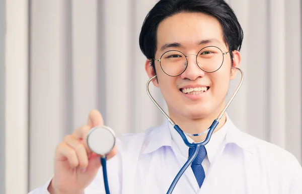 先生の日 医師の聴診器を保持し 聴診器を表示して制服で笑顔看護師の男 医療保険の概念 — ストック写真