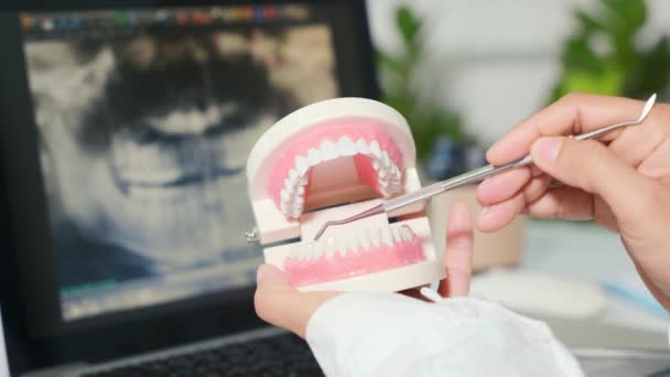 Ústní Hygiena Zubů Zubařka Držící Profesionální Stomatologický Nástroj Ukazující Zdravý — Stock video