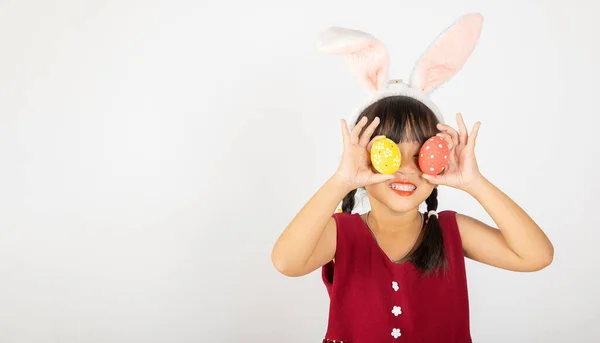 Mutlu Paskalyalar Paskalya Tavşanı Kulakları Takan Gülümseyen Asyalı Küçük Bir — Stok fotoğraf
