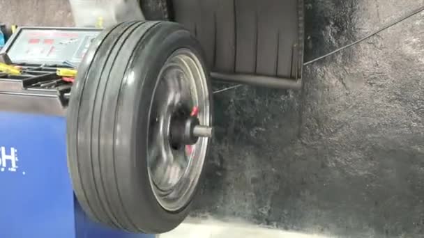 Auto Mechanic Balancing Wheel Places Weights Steel Rim Machine Balancer — Stock videók