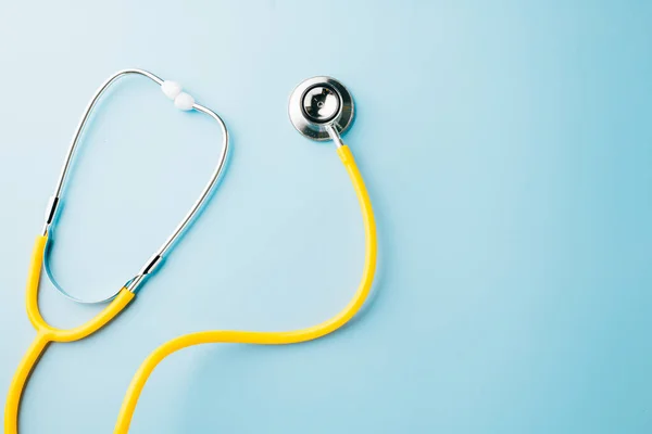 Draufsicht Gelbes Medizinisches Stethoskop Isoliert Auf Blauem Hintergrund Mit Kopierplatz — Stockfoto