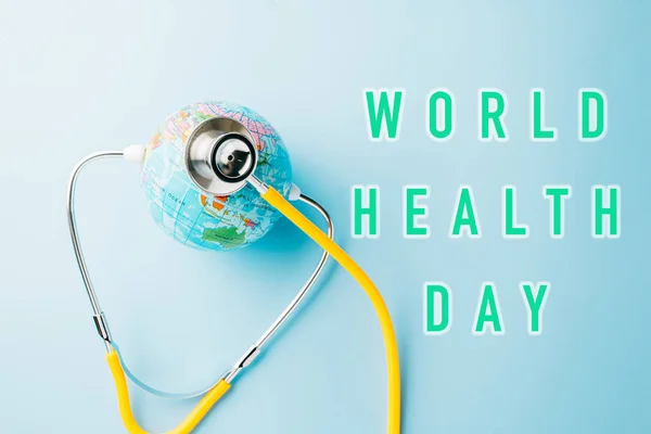 Konzept Zum Weltgesundheitstag Draufsicht Gelbes Arzt Stethoskop Und Weltkugel Isoliert — Stockfoto