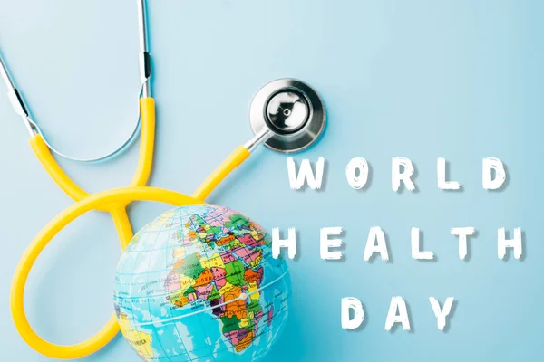 Weltgesundheitstag Gelbes Arzt Stethoskop Von Oben Den Globus Gewickelt Isoliert — Stockfoto