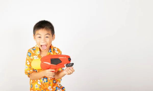 Днем Сонгкрана Азиатский Мальчик Цветочной Рубашкой Держать Водяной Пистолет Тайский — стоковое фото