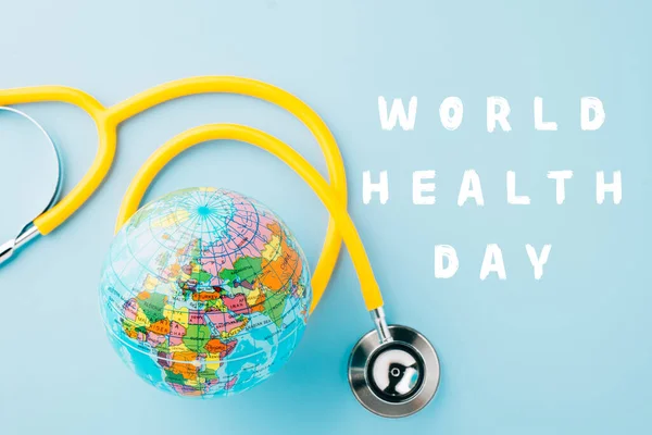 世界保健デー 黄色の医師の聴診器とテキストのためのコピースペースとパステルブルーの背景に隔離された世界は 世界を救う 緑の地球環境 医療と医療の概念 — ストック写真