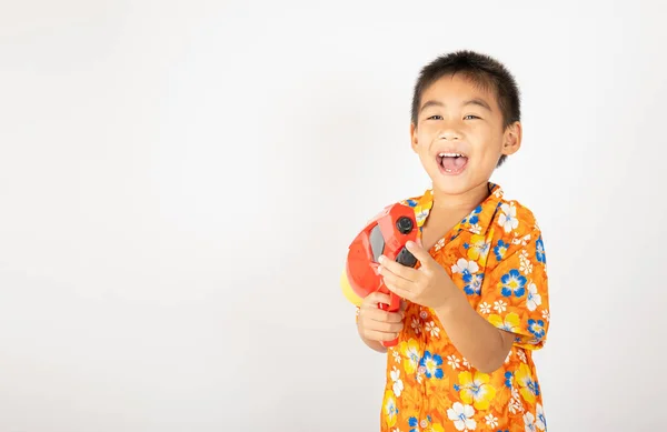 Happy Songkran Day Azjatycki Chłopiec Kwiatowej Koszuli Trzymać Pistolet Wodę — Zdjęcie stockowe