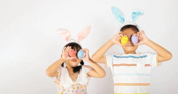 Праздником Пасхи Две Улыбки Азиатская Маленькая Девочка Мальчик Пасхальных Кроликов — стоковое фото