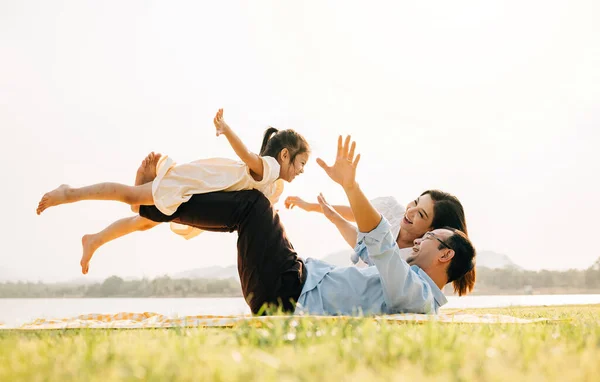 Diversão Familiar Feliz Pai Família Segurando Pequena Filha Criança Pernas — Fotografia de Stock