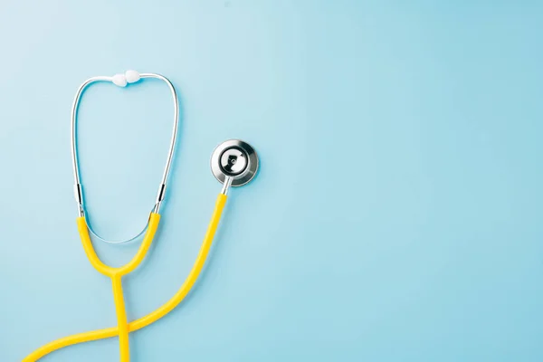 Gelbes Medizinisches Stethoskop Isoliert Auf Blauem Hintergrund Mit Kopierplatz Für — Stockfoto
