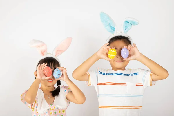 Праздником Пасхи Две Улыбки Азиатская Маленькая Девочка Мальчик Пасхальных Кроликов — стоковое фото