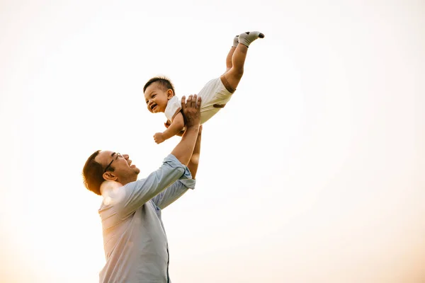 Család Egy Gyönyörű Pillanatában Egy Apa Felemeli Kislányát Napnyugtakor Feldobja — Stock Fotó