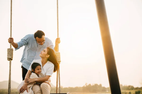 Una Familia Asiática Divirtiéndose Jardín Con Padre Hija Balanceándose Soleado —  Fotos de Stock