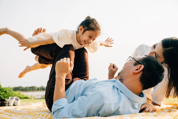 Familiebanden Lachen Vreugde Het Park Vader Tilt Zijn Dochter Hoog — Stockfoto