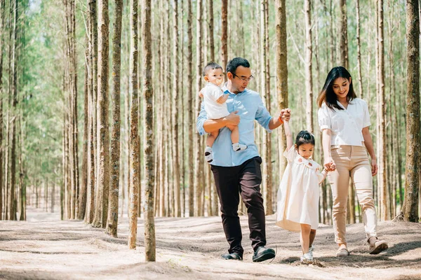 Szülők Gyerekek Jól Érzik Magukat Nyári Vakáció Séta Parkban Kilátással — Stock Fotó