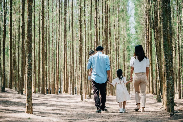 Ázsiai Férfi Egy Akik Gyereküket Kisgyereküket Tartják Sétálnak Erdőben Egy — Stock Fotó