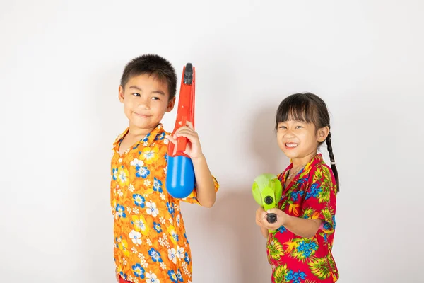 Feliz Día Songkran Niña Asiática Niño Sosteniendo Pistola Agua Plástico —  Fotos de Stock