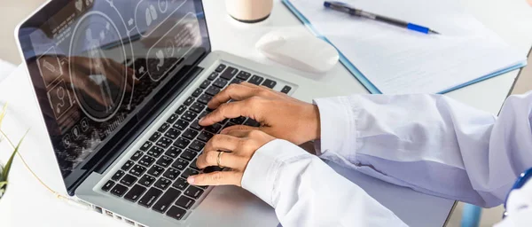 Doctor Day Concept Nurse Working Using Computer Browsing Internet Female — Fotografia de Stock