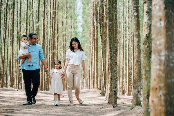 Szülők Fogják Kisfiaik Kezét Sétálnak Erdőben Élvezik Természetet Friss Levegőt — Stock Fotó