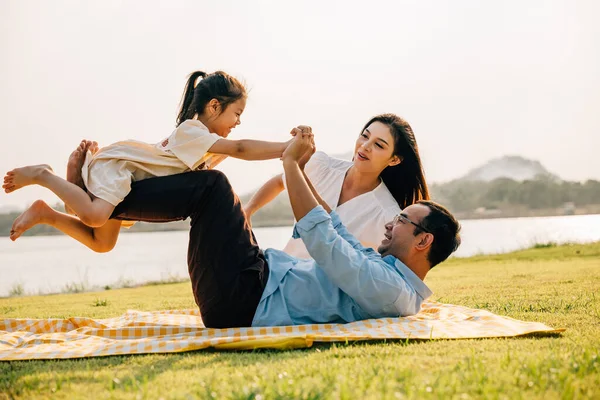 Diversão Familiar Feliz Pai Família Segurando Pequena Filha Criança Pernas — Fotografia de Stock