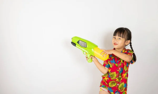 Feliz Día Songkran Niña Asiática Con Pistola Agua Retención Camisa —  Fotos de Stock