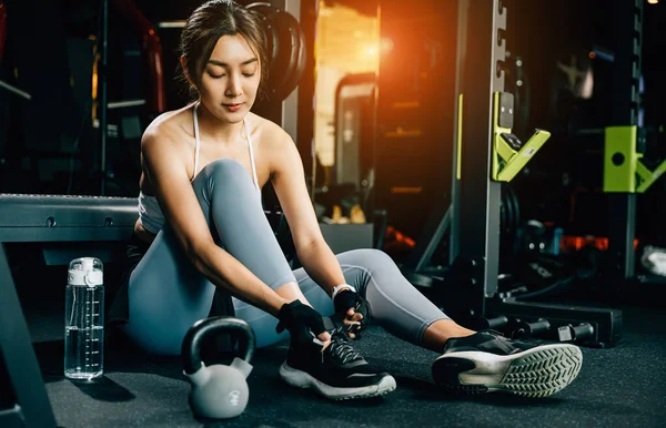 Sportive Girl Tying Her Sneakers Preparation Her Exercise Routine Shot — Stock Photo, Image