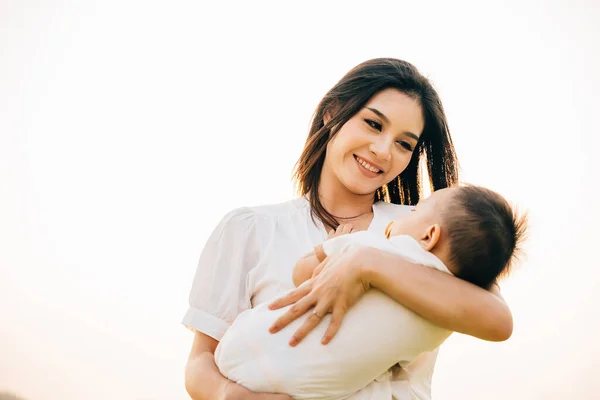 Quiet Park Dusk Mother Holds Her Sleeping Baby Feeling Warmth — Stock Photo, Image