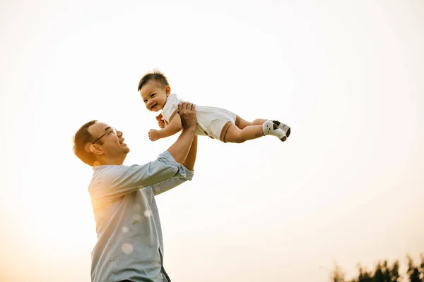 Een Gelukkige Vader Zijn Peuterzoon Delen Een Speels Moment Van — Stockfoto