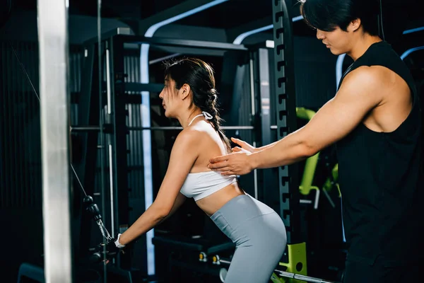 Leende Tränare Instruera Kvinna Hur Man Använder Pull Viktmaskin Med — Stockfoto