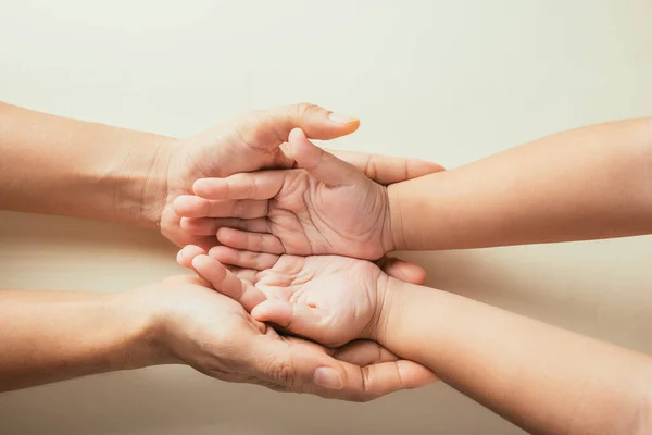 Draufsicht Eltern Und Kleines Kind Halten Leere Hände Zusammen Studioaufnahme — Stockfoto