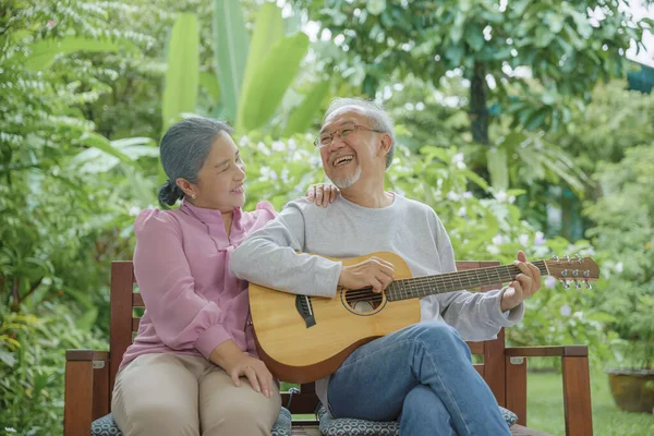 아시아 의연로 부부가아내 밖에서 기타를 모습으로 노래를 부르고 후즐거운 가정생활 — 스톡 사진