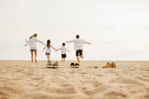 Çocuklu Aile Bireyleri Tatilde Ele Tutuşup Kumsala Koşmaktan Keyif Alır — Stok fotoğraf