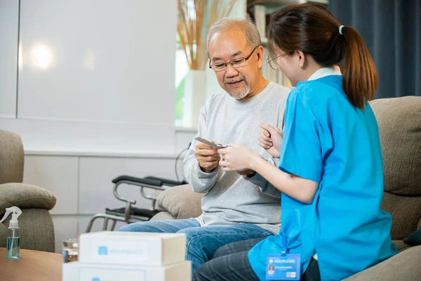 Woman Nurse Caregiver Showing Prescription Drug Senior Man Nursing Home — Stock fotografie