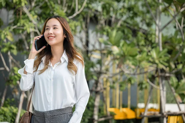Beautiful Young Asian Woman Calling Talks Telephone Mobile Phone City — Stock Photo, Image