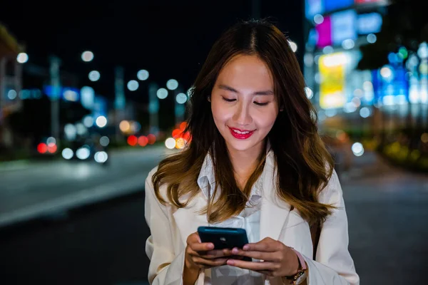 Business Woman Using Mobile Phone Walking Night City Street While — Stok fotoğraf