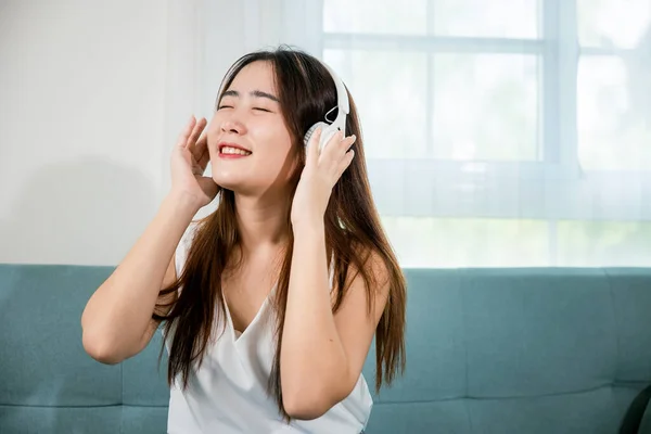 Bella Giovane Donna Indossare Cuffie Ascoltare Applicazione Musicale Smartphone Felice — Foto Stock