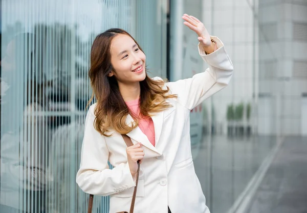 Ευτυχισμένη Γυναίκα Που Φοράει Λευκό Σακάκι Καφέ Τσάντα Στο Φως — Φωτογραφία Αρχείου