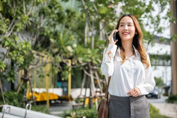 Zadowolona Bizneswoman Pracująca Smartfonie Mieście Klientem Azjatycka Bizneswoman Dzwoniąca Inteligentny — Zdjęcie stockowe