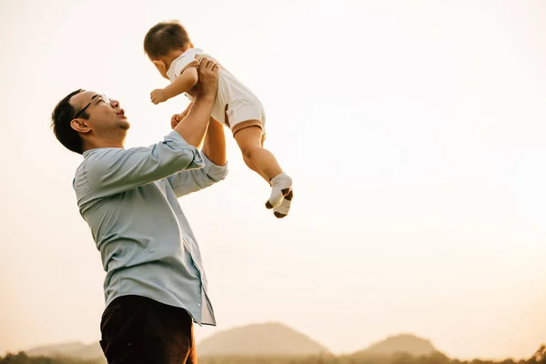 Een Prachtig Moment Van Saamhorigheid Houdt Een Vader Zijn Dochtertje — Stockfoto