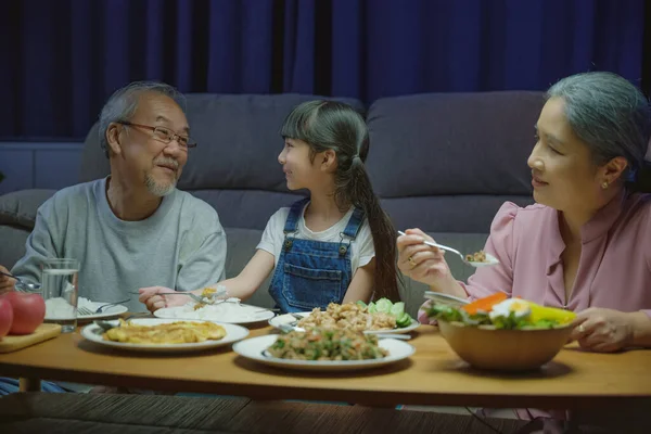 Happy Asijské Rodina Babička Dědeček Vnučka Stolování Stole Baví Doma — Stock fotografie