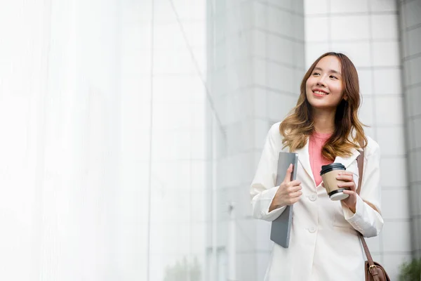 Business Woman Wearing White Suit Jacket Smile While Work Outdoor — Stock Photo, Image