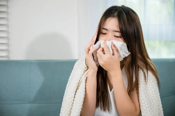 Azjatycka Młoda Kobieta Chora Siedząca Kanapie Przeziębieniem Dmuchająca Nos Trzymająca — Zdjęcie stockowe