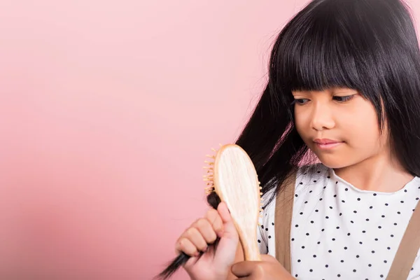 Asijské Malé Dítě Let Držet Hřeben Kartáčování Její Vzpurný Ona — Stock fotografie